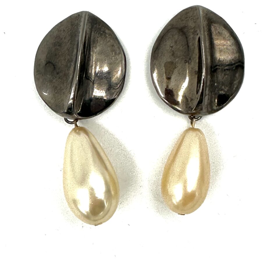 Robert Lee Morris Black Leaf/Pearl Drop earrings